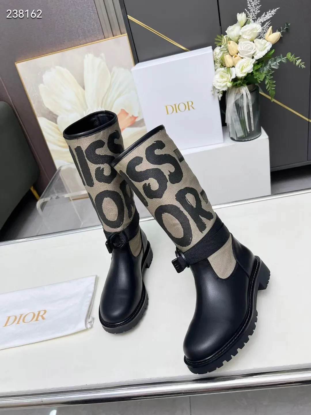 👟👟Ex-factory price 560👟👟 Dior color-blocking new boots for autumn and winter, the latest electric embroidery color-blocking letter logo for autumn and winter, round-toe high-top knight boots for women, Material: first-layer cowhide stitched with electric embroidery fabric, sheepskin lining for feet, original molded TPU outsole Size: 35-40 yards